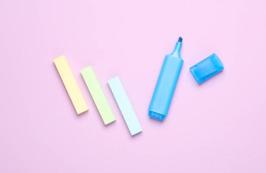 Renkli yapışkan notlar ve pastel arkaplanda bir işaret