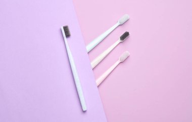 Pastel arka planda plastik diş fırçaları. Yaratıcı düzen, Minimalizm