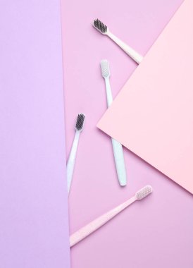 Pastel arka planda plastik diş fırçaları. Yaratıcı düzen, Minimalizm