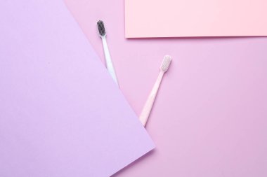 Pastel arka planda plastik diş fırçaları. Yaratıcı düzen, Minimalizm