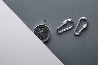 Gri arka planda pusulası olan jandarmalar. Turizm, açık hava aktiviteleri