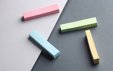 Gri arkaplandaki notlar için renkli etiketler