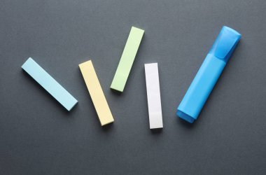 Renkli yapışkan notlar ve koyu gri arkaplanda bir işaret