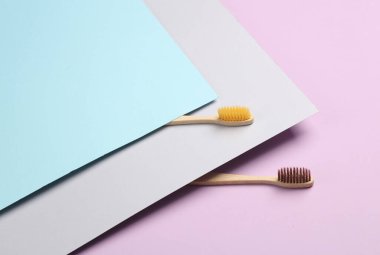 Pastel arka planda eko bambu diş fırçaları. Yaratıcı yerleşim