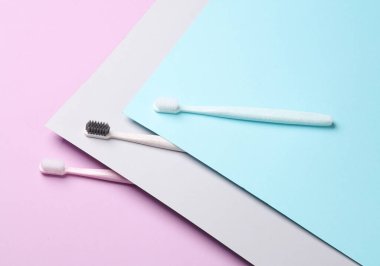 Pastel arka planda plastik diş fırçaları. Yaratıcı yerleşim