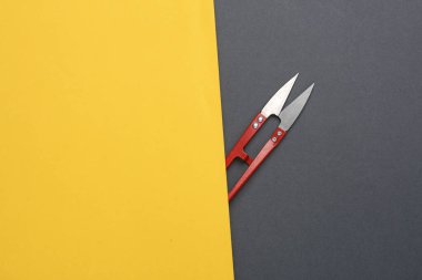 Sarı arka planda balıkçılık ya da terzi makası