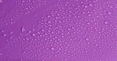 Mor arka planda su damlaları. Tasarım için yüzey
