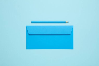 Mavi arka planda kalem olan mavi bir zarf..