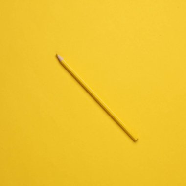 Sarı arka planda sarı kalem. Minimalizm
