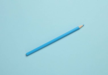 Mavi arka planda mavi kalem. Minimalizm