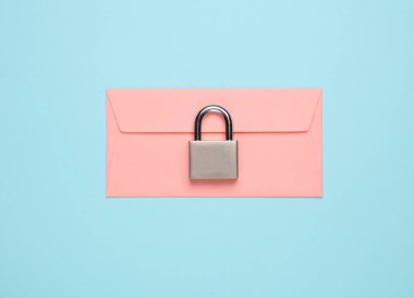 Veri koruması. Mavi arkaplanda bir kilidi olan zarf