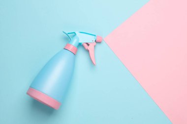 Mavi pastel arka planda sprey şişesi. Minimalizm, kavramsal pop