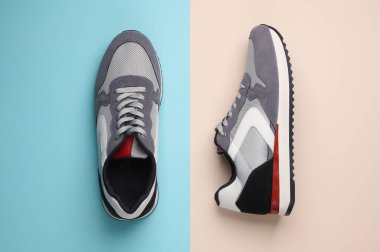 Pastel arka planda gri koşu ayakkabıları. Sıradan spor ayakkabılar. Üst görünüm