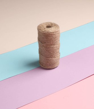 Pastel bir arka planda el işi iplikler