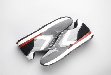 Gri arka planda gri koşu ayakkabıları. Sıradan spor ayakkabılar. Üst görünüm