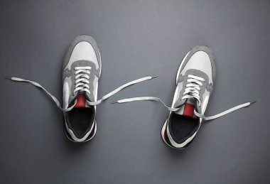 Siyah arka planda bir çift spor ayakkabısı. Üst görünüm