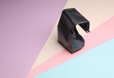 Pastel arka planda siyah plastik ürün paketleme çantası