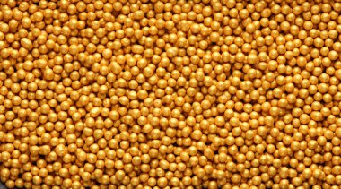 Altın makyaj topları. Güzellik konsepti