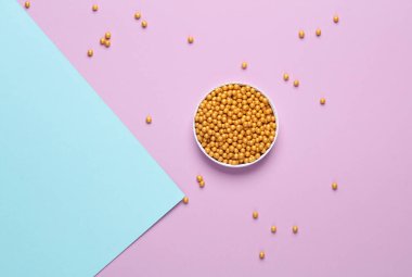 Mor mavi pastel arka planda altın pudra topları. Güzellik konsepti. Üst görünüm