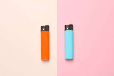 Pastel arka planda çakmaklar. Minimalizm.