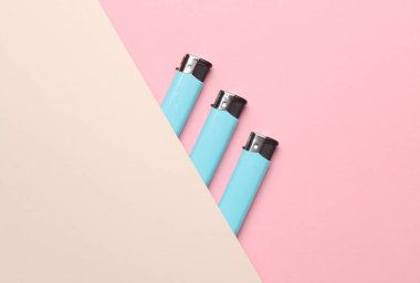 Pastel arka planda çakmaklar. Minimalizm.