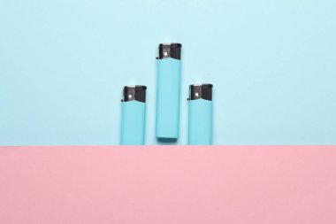 Pastel arka planda çakmaklar. Minimalizm.