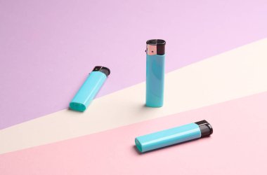 Pastel arka planda çakmaklar. Minimalizm.