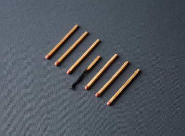 Kavramsal fotoğraf ve yanan kibritler. Yakma, depresyon, iş kavramı