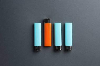 Koyu gri arka plandaki çakmaklar. Minimalizm.