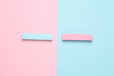 Mavi pembe pastel arka planda not çizgili çıkartmalar