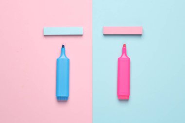 Üzerinde mavi pastel arka planda işaretler olan çizgili çıkartmalar.