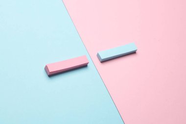 Mavi pembe pastel arka planda not çizgili çıkartmalar