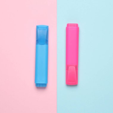 Pembe arkaplanda mavi ve pembe işaret