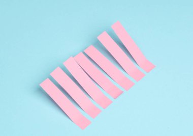 Mavi pastel arka planda pembe nota nota çizgili çıkartmalar