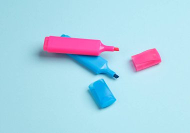 Pembe arkaplanda mavi ve pembe işaretler