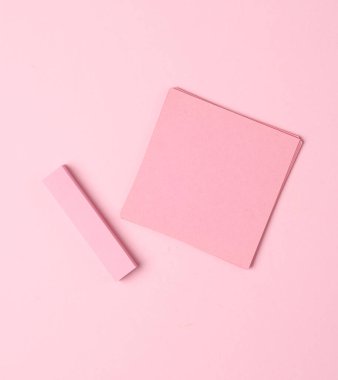 Pembe pastel arka planda pembe not etiketleri.