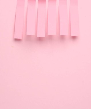 Pembe, boş not çizgili çıkartmalar pembe pastel arka planda.