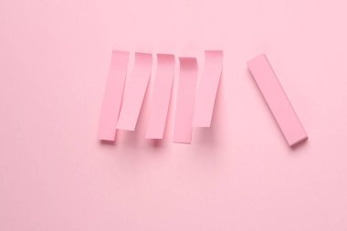 Pembe, boş not çizgili çıkartmalar pembe pastel arka planda.