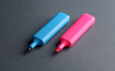 Koyu arkaplanda mavi ve pembe işaretler