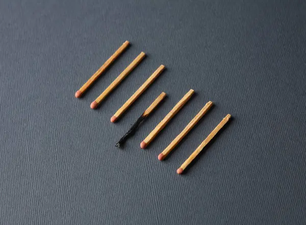 Kavramsal fotoğraf ve yanan kibritler. Yakma, depresyon, iş kavramı