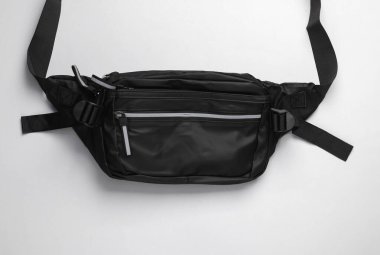 Gri arkaplanda siyah muz torbası