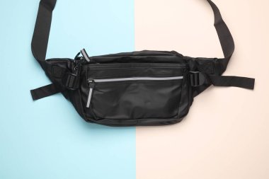 Pastel arka planda siyah muz torbası. Üst görünüm