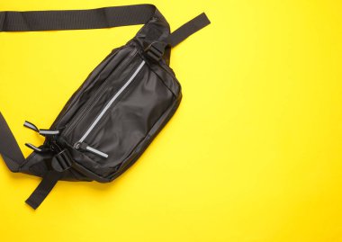 Sarı arka planda siyah muz torbası