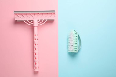 Mavi pembe arka planda cam temizleme ve fırça. Üst görünüm