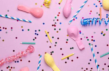 Konfeti, mum ve pastel arka planda balonlar. Doğum günü, parti konsepti. Üst görünüm
