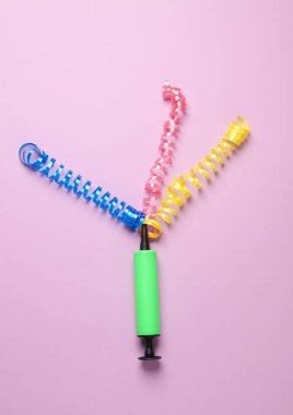 Serpantinli balon pum. Parti, doğum günü konsepti