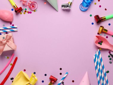 Pembe arka planda fotokopi alanı olan doğum günü aksesuarları. Boşluğu kopyala