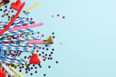 Mavi arkaplanda kopya alanı olan doğum günü aksesuarları.