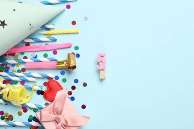 Mavi arka planda 5 yıllık tarihi olan doğum günü aksesuarları.