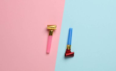 Pembe mavi pastel arka planda doğum günü boynuzları. Parti konsepti